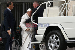 Papież Franciszek potrzebuje pomocy przy wsiadaniu do auta