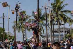 Tradycyjna gra w Indonezji o nazwie Panjat Pinang