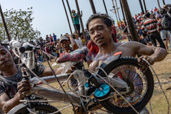 Tradycyjna gra w Indonezji o nazwie Panjat Pinang