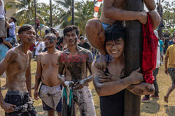 Tradycyjna gra w Indonezji o nazwie Panjat Pinang