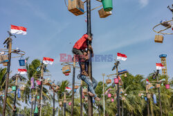 Tradycyjna gra w Indonezji o nazwie Panjat Pinang