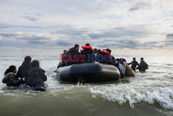 Migranci na plaży Gravelines - AFP