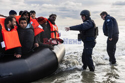 Migranci na plaży Gravelines - AFP