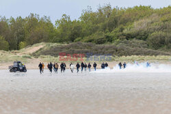 Migranci na plaży Gravelines - AFP