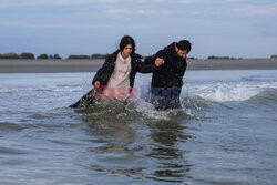 Migranci na plaży Gravelines - AFP