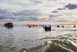 Migranci na plaży Gravelines - AFP