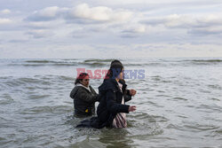 Migranci na plaży Gravelines - AFP