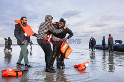 Migranci na plaży Gravelines - AFP