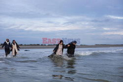 Migranci na plaży Gravelines - AFP