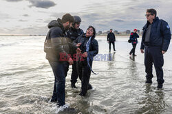 Migranci na plaży Gravelines - AFP