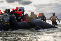 Migranci na plaży Gravelines - AFP