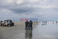 Migranci na plaży Gravelines - AFP