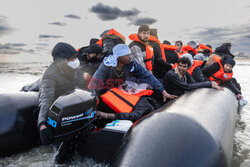 Migranci na plaży Gravelines - AFP