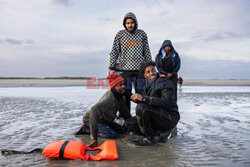 Migranci na plaży Gravelines - AFP