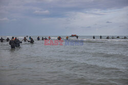 Migranci na plaży Gravelines - AFP