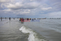 Migranci na plaży Gravelines - AFP