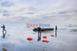 Migranci na plaży Gravelines - AFP