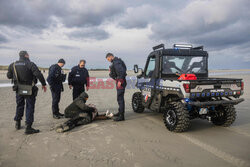 Migranci na plaży Gravelines - AFP