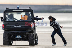 Migranci na plaży Gravelines - AFP