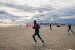 Migranci na plaży Gravelines - AFP