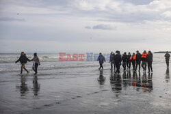 Migranci na plaży Gravelines - AFP