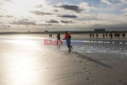 Migranci na plaży Gravelines - AFP