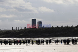 Migranci na plaży Gravelines - AFP