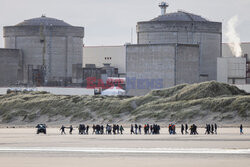 Migranci na plaży Gravelines - AFP