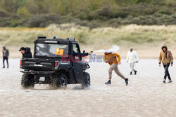 Migranci na plaży Gravelines - AFP