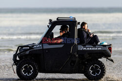 Migranci na plaży Gravelines - AFP