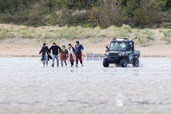 Migranci na plaży Gravelines - AFP