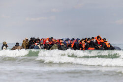 Migranci na plaży Gravelines - AFP