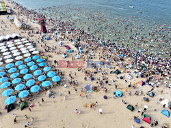 Tłumy na plaży w Chinach