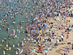 Tłumy na plaży w Chinach