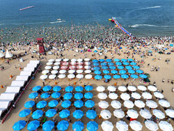 Tłumy na plaży w Chinach