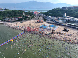 Tłumy na plaży w Chinach