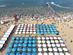 Tłumy na plaży w Chinach