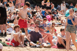 Tłumy na plaży w Kornwalii