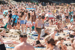 Tłumy na plaży w Kornwalii