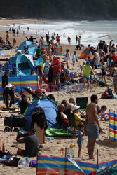 Tłumy na plaży w Kornwalii