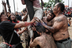 Tradycyjna gra Panjat Pinang w Indonezji