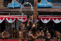 Tradycyjna gra Panjat Pinang w Indonezji