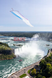 Red Arrows nad wodospadem Niagara