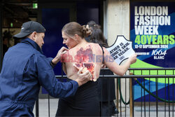 Protest PETA podczas tygodnia mody w Londynie