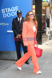 Brooke Shields w pomarańczowym garniturze