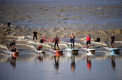 Paddleboardziści łapią fale Mascaret