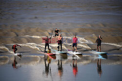 Paddleboardziści łapią fale Mascaret