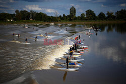 Paddleboardziści łapią fale Mascaret