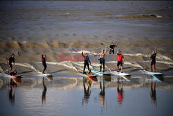 Paddleboardziści łapią fale Mascaret