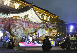 Nocna parada dinozaurów w Tokio